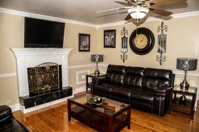 98 Wren Rd, Carpentersville, IL 60110 - photo 2