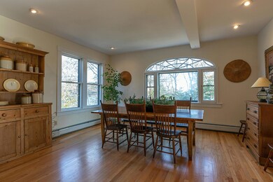 Bright & spacious dining room