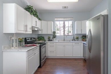 Updated Kitchen w Stainless Steel Appl