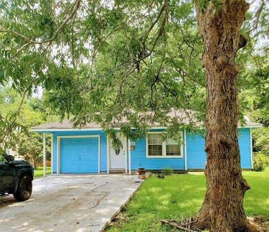 205 Mclemore Dr, Alvin, TX 77511 - photo 2