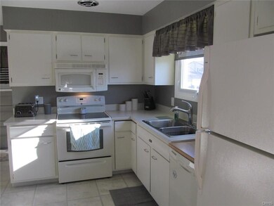 KITCHEN WITH MATCHING APPLIANCES
