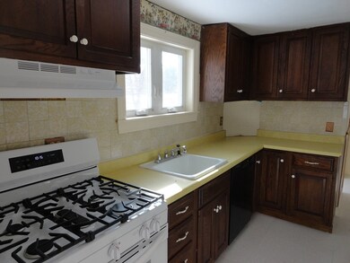 8 Scales Ln unit 1, Townsend, MA 01469 - photo 5