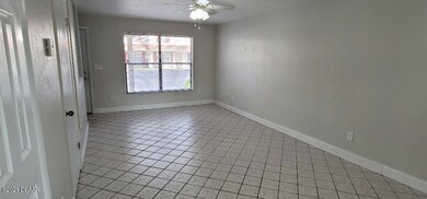canalview living room pic 4