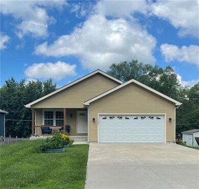 1009 N 4th St, Lansing, KS 66043 - photo 3