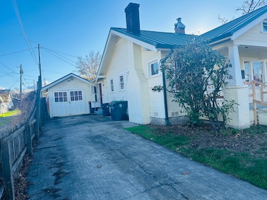 611 W 4th St, Medford, OR 97501 - photo 3