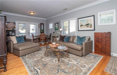 Large Great Rm With Hardwoods And Crown Molding.