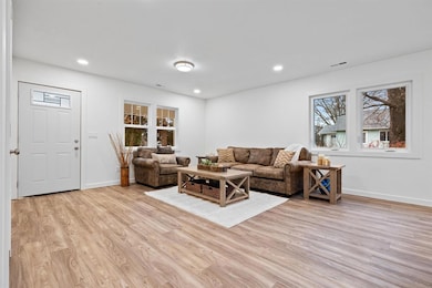 2505 E 40th St, Des Moines, IA 50317 - photo 4