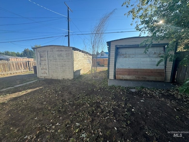 518 Montana St, Gooding, ID 83330 - photo 3