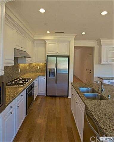 SPACIOUS ENTERTAINERS KITCHEN WITH ICE MAKER AND F