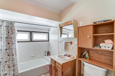 019_1524 W Spring St