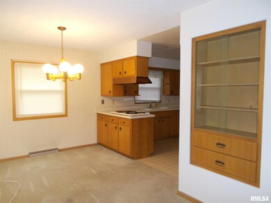 1732 Elmwood Ln, Bettendorf, IA 52722 - photo 4