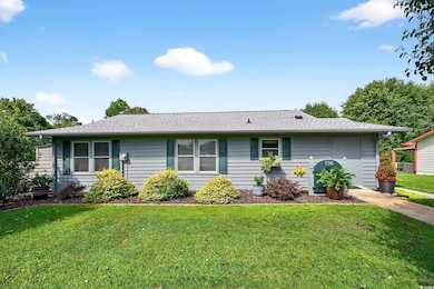 Ranch-style house with roof with shingles and a front lawn