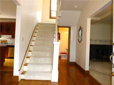 Entry/Foyer.