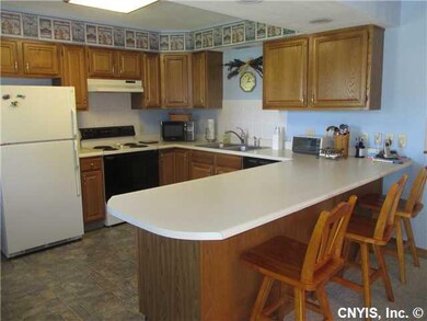 Kitchen. Spacious Oak Kitchen with Appliances Incl