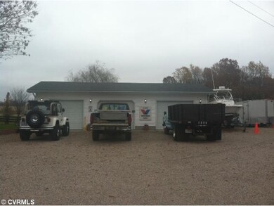Parking Lot/Garage - Awesome  24x40 3 Car Garage!