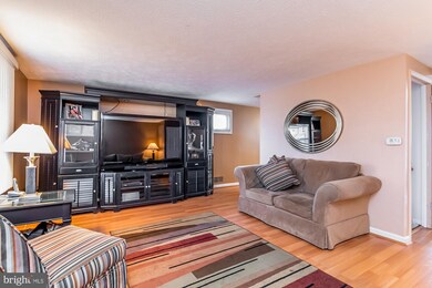 943 Foxcroft Ln, Essex, MD 21221 - photo 4