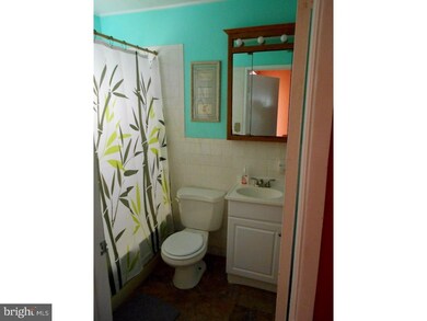 81 Roundwood Ln, Levittown, PA 19055 - photo 6