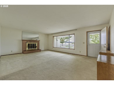 Living Room/Entrance