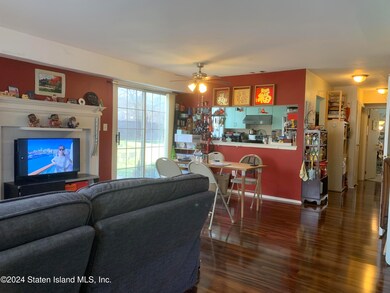 56 Saturn Ln unit 56, Staten Island, NY 10314 - photo 3