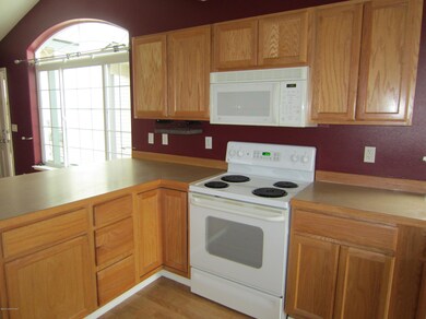 Big Kitchen w Tons of Cabinet Space