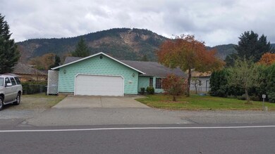 2033 Cloverlawn Dr, Grants Pass, OR 97527 - photo 3