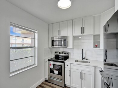 Shaker Cabinets, Quartz, SS Appliances