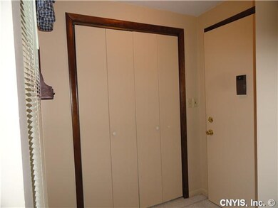 Foyer FRONT FOYER WITH DOUBLE SIZE COAT CLOSET