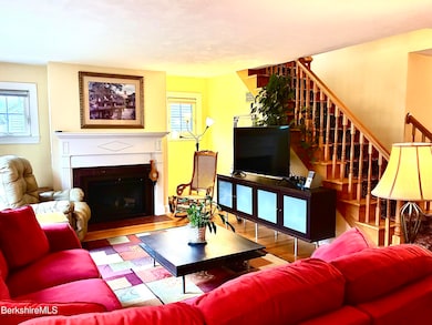 135 Allengate Ave, Pittsfield, MA 01201 - photo 3