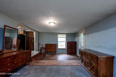 8915 Admiral Dr, Louisville, KY 40229 - photo 7