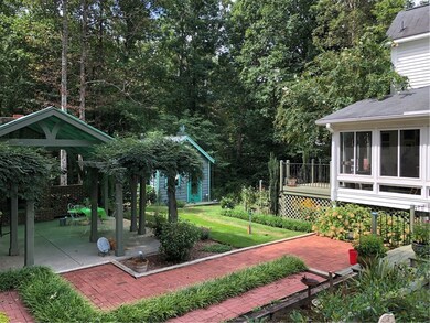 Side garden area behind the carport. Check out the