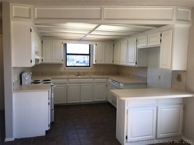 Kitchen w/electric range, dishwasher and disposal