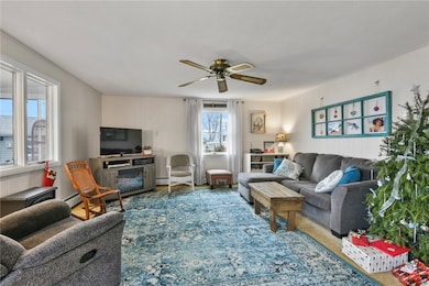 600 Cole farm Rd 33B Warwick RI 02886 - living roo