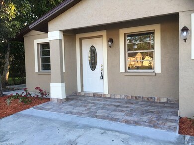 Beautiful tiled front entry w/decorative front doo