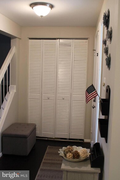 18468 Stone Hollow Dr, Germantown, MD 20874 - photo 2