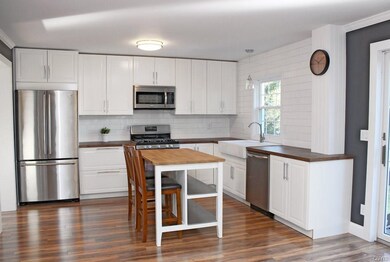 VERY MODERN KITCHEN WITH STYLE AND FLAIR