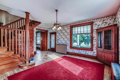 08 Foyer/Living Room