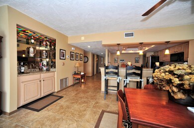 Wet Bar/Dining