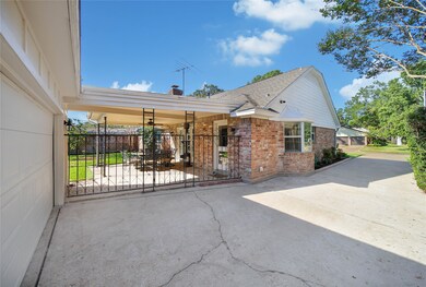 910 W Forest Dr, Houston, TX 77079 - photo 4
