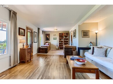 Living Room/Entrance