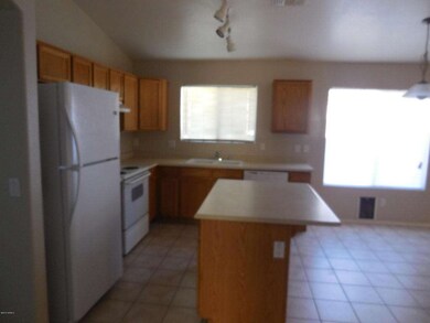 16215 W Port Royale 007 Kitchen Island