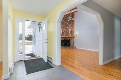 48 Range Rd Cumberland ME-large-005-004-
