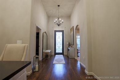 the high ceilings creates an airy & spacious feel