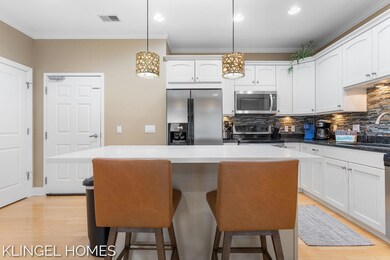 15-web-or-mls-917-w-savidge-st-3