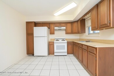 135 Russek Dr unit 43, Staten Island, NY 10312 - photo 5