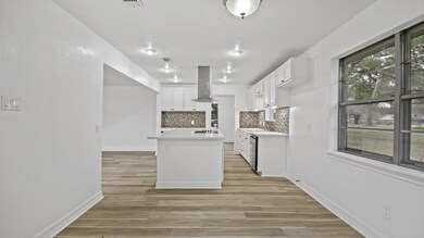 9 Robin Dr, Alvin, TX 77511 - photo 4