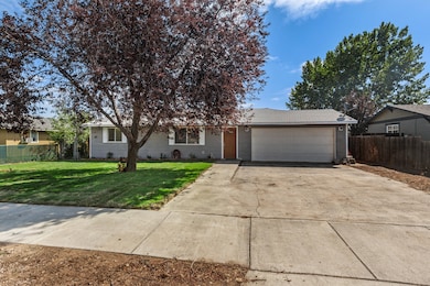 1522 SW 35th St, Redmond, OR 97756 - photo 2