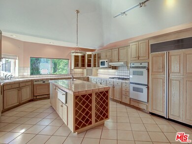 4991 Medina Dr, Woodland Hills, CA 91364 - photo 3