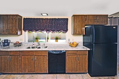 Large Kitchen w/Granite Countertops