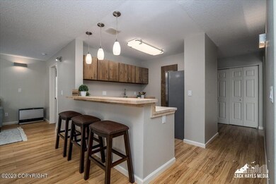 Breakfast Bar and Kitchen