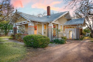 111 W Travis St, Fredericksburg, TX 78624 - photo 3